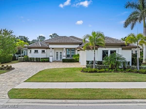 view of front of home featuring a front yard