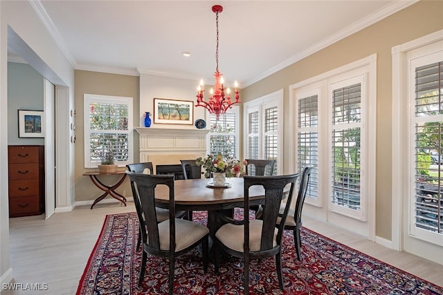 dining space featuring crown molding, light hardwood / wood-style flooring, and a notable chandelier