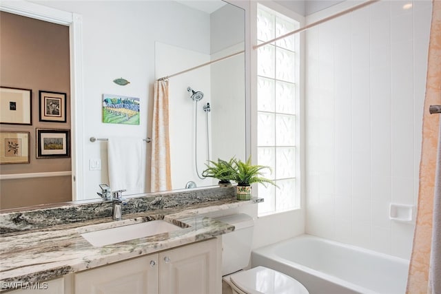 full bathroom featuring shower / tub combo with curtain, vanity, and toilet