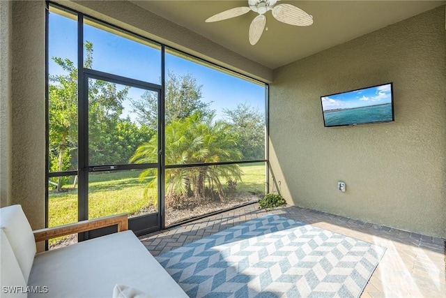 sunroom with ceiling fan