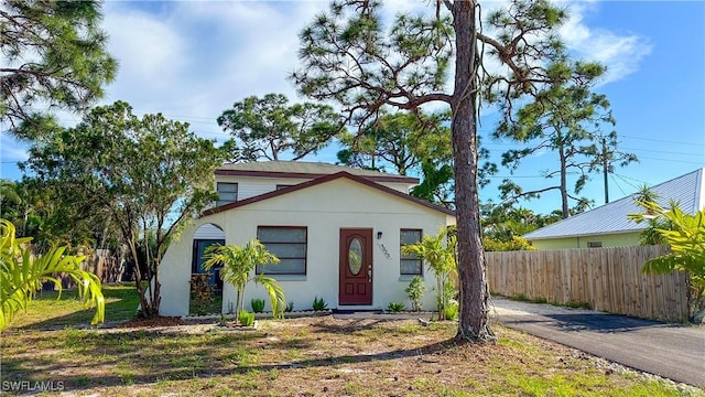 view of front of home featuring a front lawn