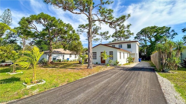 view of front facade featuring a front yard