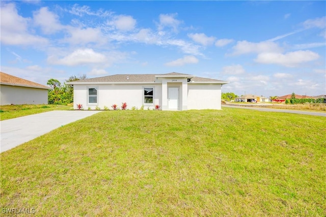 view of front of home featuring a front lawn