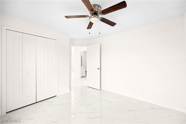 unfurnished bedroom with ceiling fan and a closet