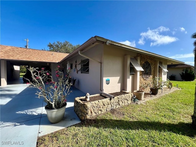 view of front of property featuring a front yard