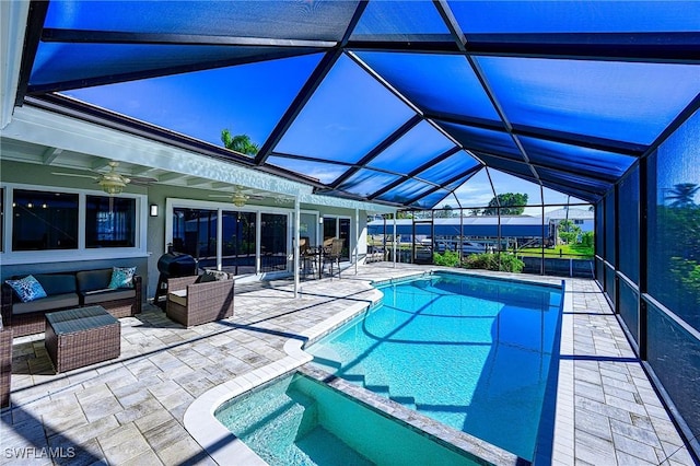 view of swimming pool with a pool with connected hot tub, a patio area, ceiling fan, a lanai, and an outdoor living space