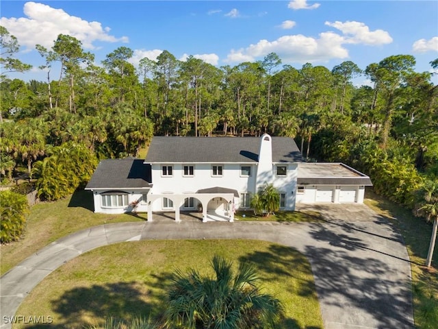 view of front facade featuring a garage and a front yard