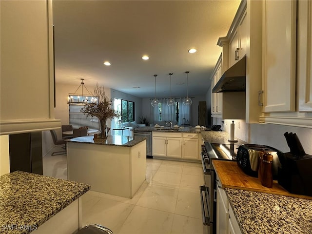 kitchen with sink, a center island, kitchen peninsula, pendant lighting, and stainless steel appliances