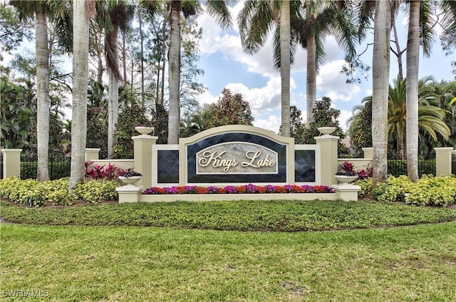 community sign with a yard