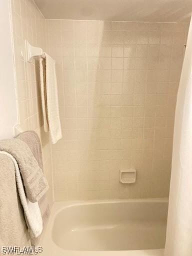 bathroom featuring tiled shower / bath