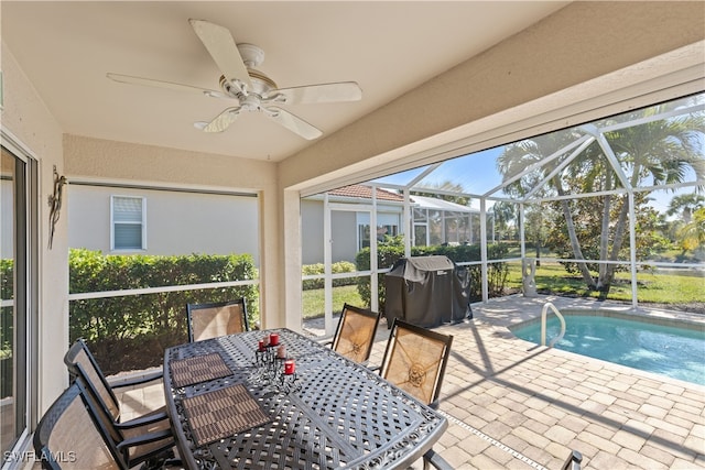 sunroom with ceiling fan