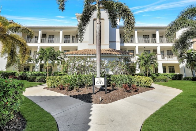 view of community featuring a yard