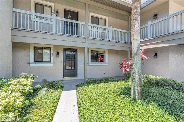 property entrance featuring a balcony