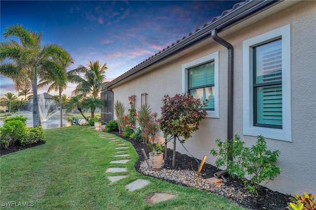 view of yard at dusk