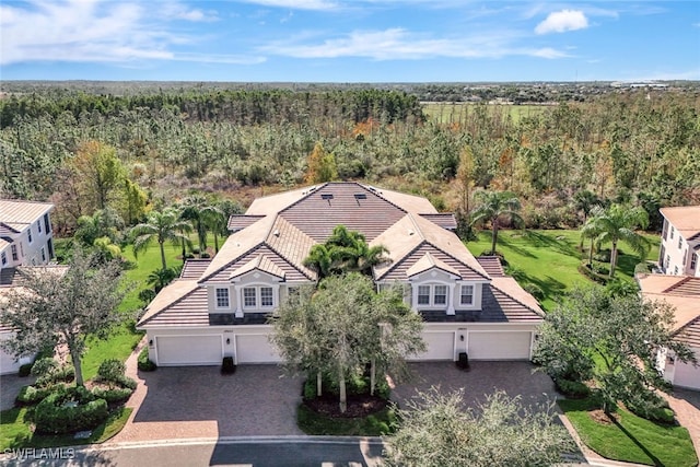 bird's eye view featuring a wooded view