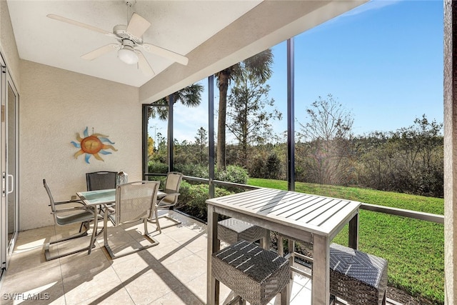 sunroom with ceiling fan