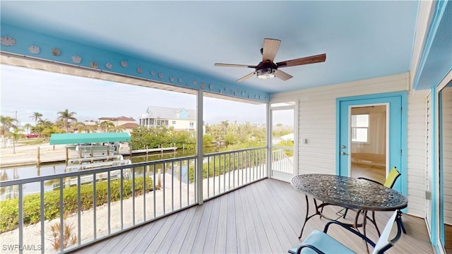 sunroom with ceiling fan