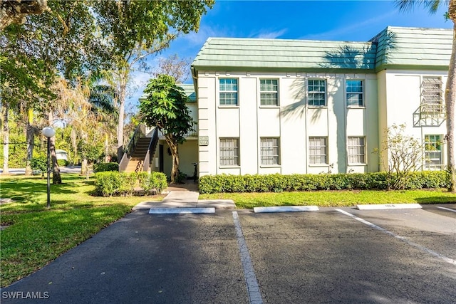 view of front of property with a front lawn