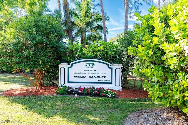 community sign featuring a lawn