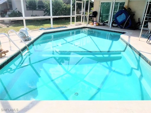 view of swimming pool