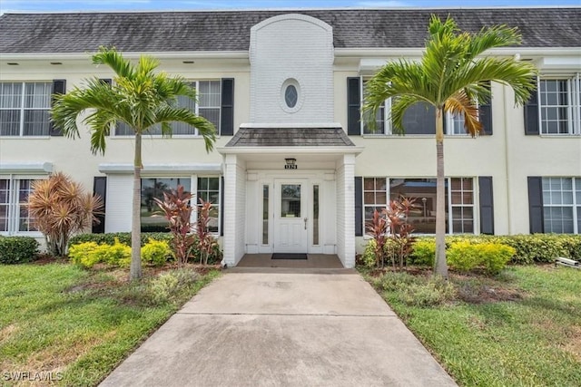 view of front of house featuring a front lawn