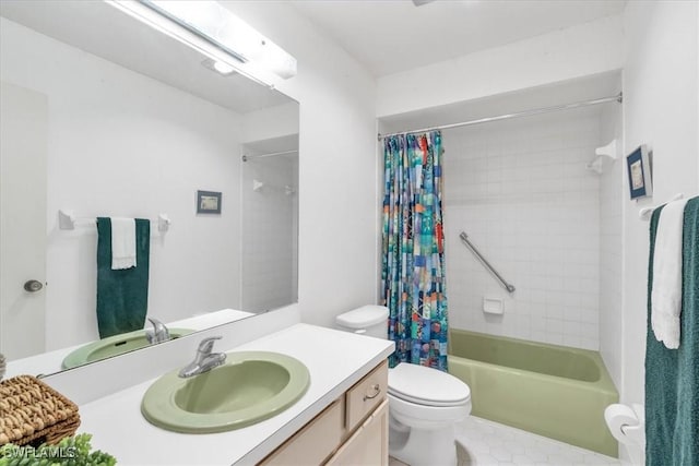 full bathroom with shower / bath combination with curtain, vanity, and toilet