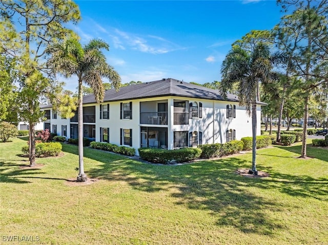 view of front facade featuring a front lawn