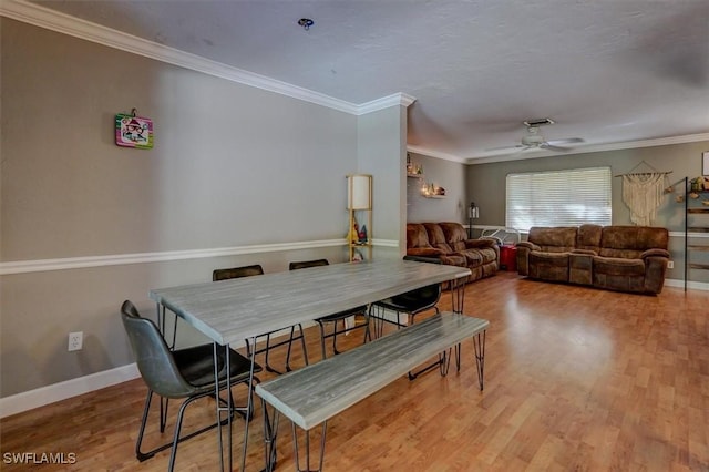 dining space featuring crown molding, light hardwood / wood-style flooring, and ceiling fan