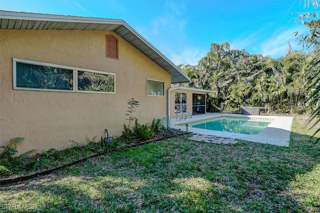 view of swimming pool with a yard