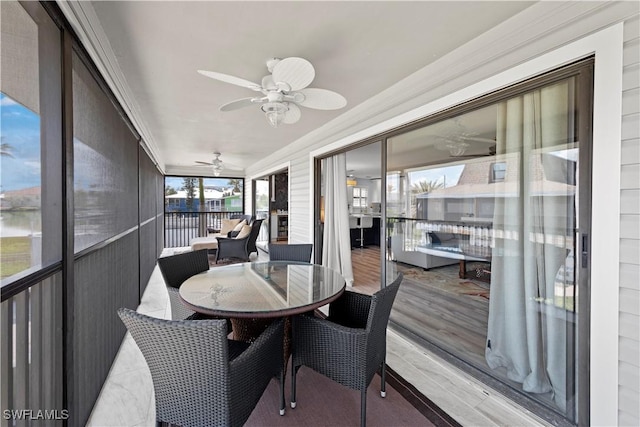 sunroom with ceiling fan