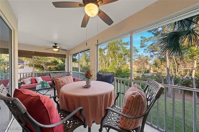 sunroom with ceiling fan