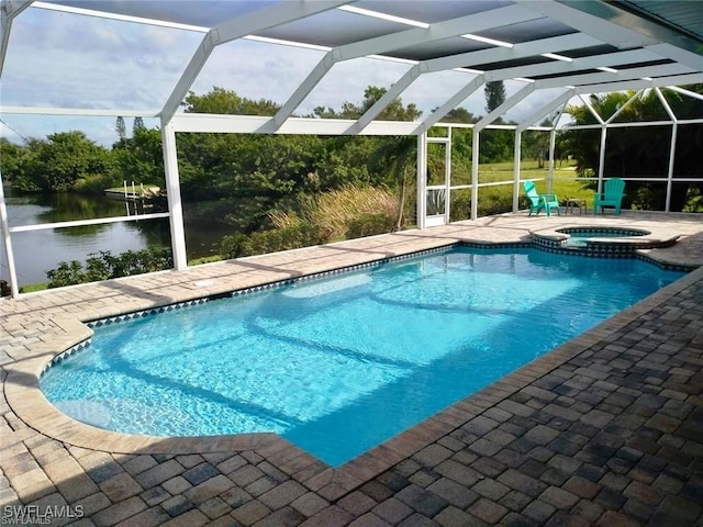 view of pool with an in ground hot tub, a water view, a patio, and a lanai