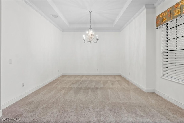 spare room featuring a tray ceiling, light colored carpet, an inviting chandelier, ornamental molding, and baseboards