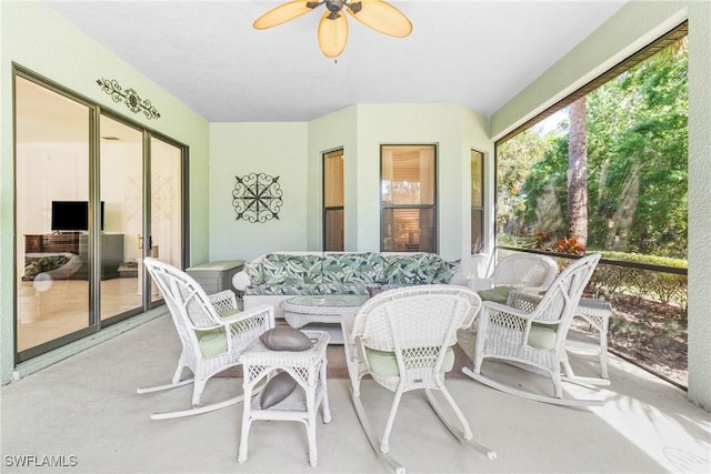 sunroom with ceiling fan