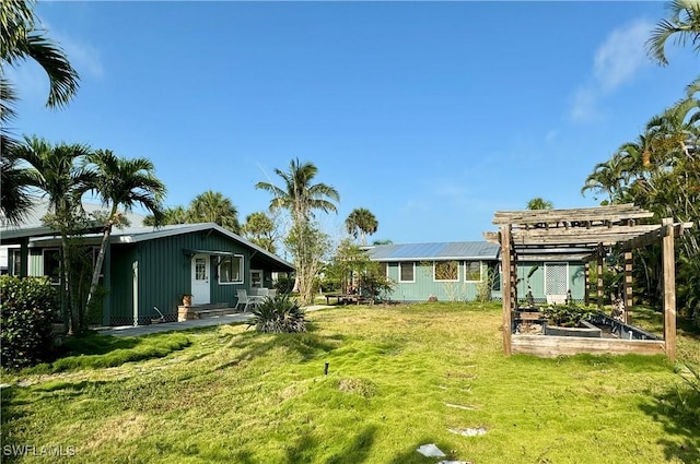 view of yard featuring a pergola