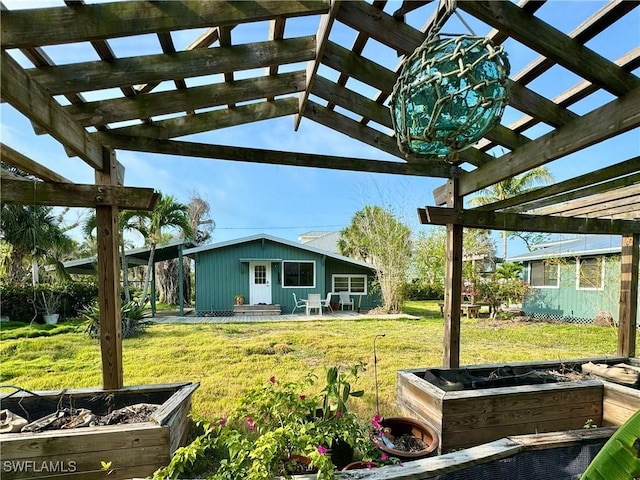 view of yard with a pergola