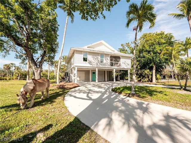 view of front of property with a carport and a front lawn