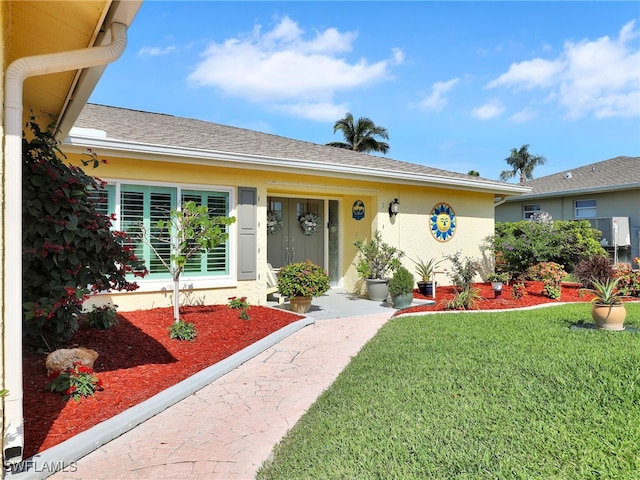 view of front of property featuring a front lawn