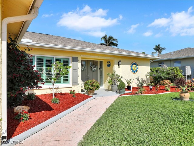 view of front facade with a front yard