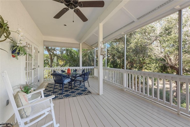 sunroom with ceiling fan