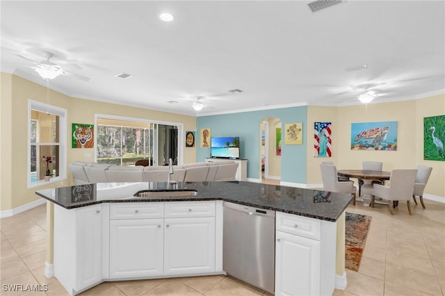 kitchen with dishwasher, sink, white cabinets, a kitchen island with sink, and ceiling fan