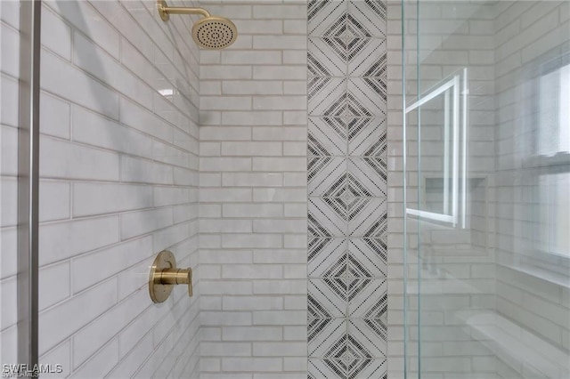 bathroom featuring a tile shower