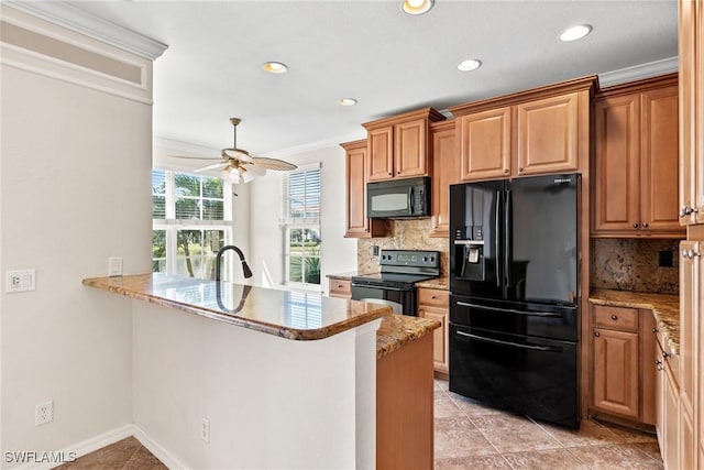 kitchen with kitchen peninsula, decorative backsplash, ceiling fan, and black appliances