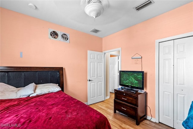 bedroom with light hardwood / wood-style flooring, a closet, and ceiling fan