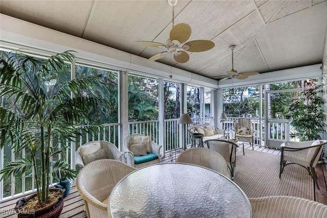 sunroom with ceiling fan