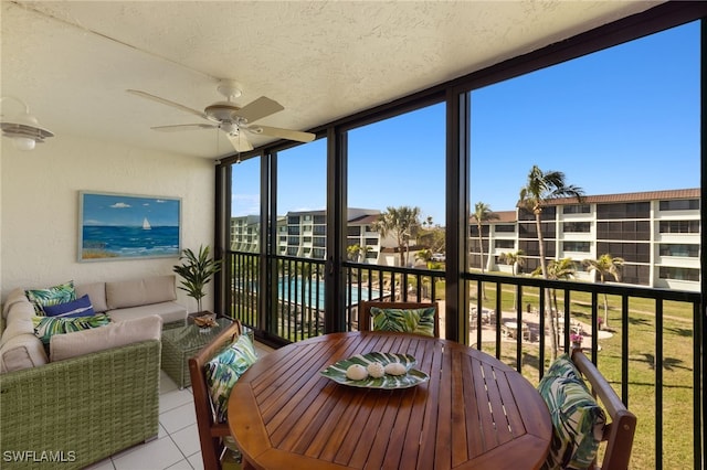 sunroom with ceiling fan