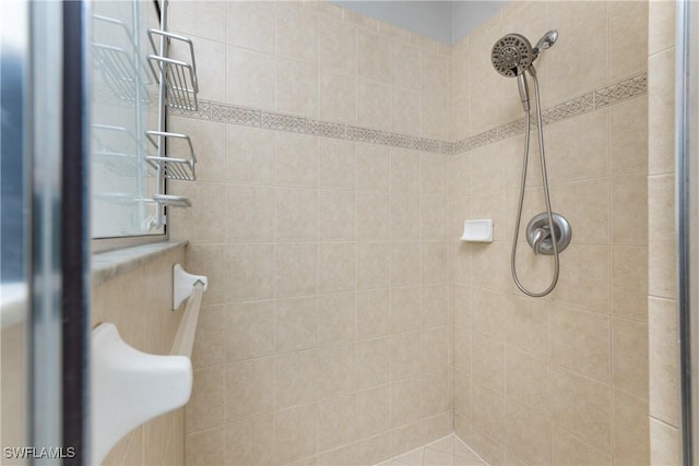 bathroom featuring tiled shower