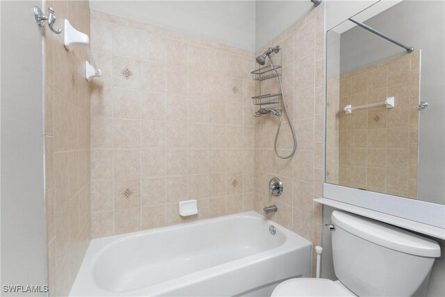 bathroom with tiled shower / bath and toilet