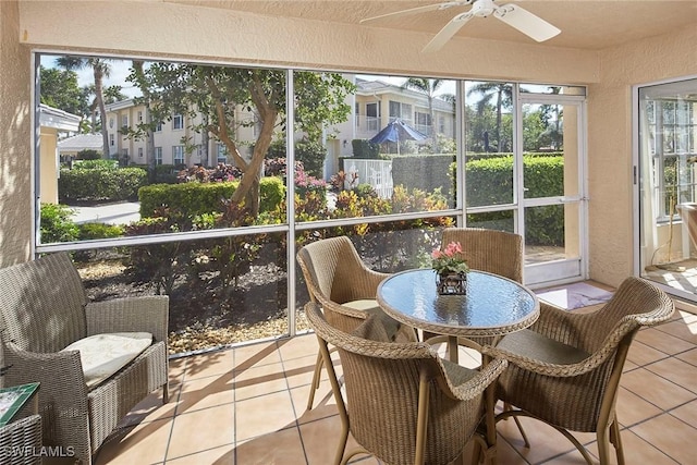 sunroom with ceiling fan