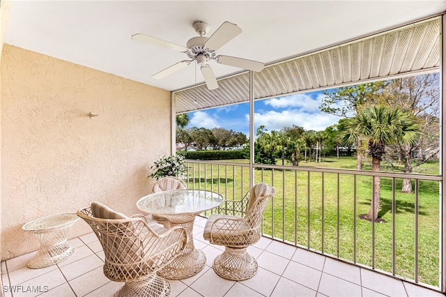 sunroom with ceiling fan